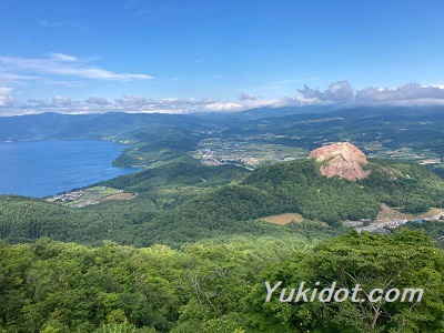 有珠山ロープウェイのゴンドラから見た昭和新山と洞爺湖