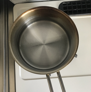 鍋でお湯を沸かしている画像